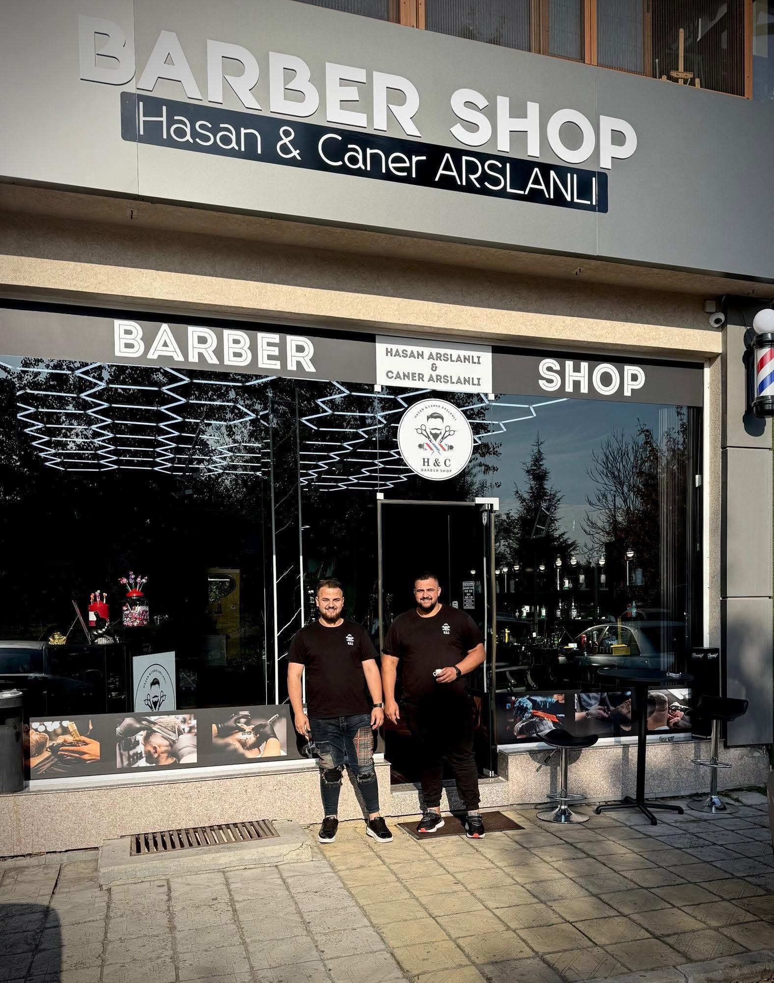 Хасан и Канер пред входа на Barber Shop Hasan & Caner ARSLANLI